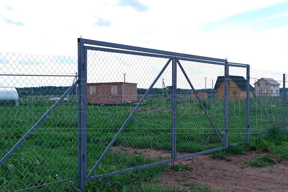Забор из сетки рабицы своими руками - 120 фото и видео примеры сооружения и установка практичного забора