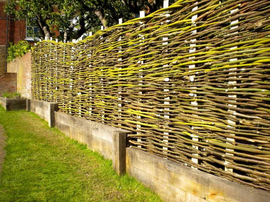 Дешевый забор своими руками: как сделать деревянный и самый красивый для дачи
