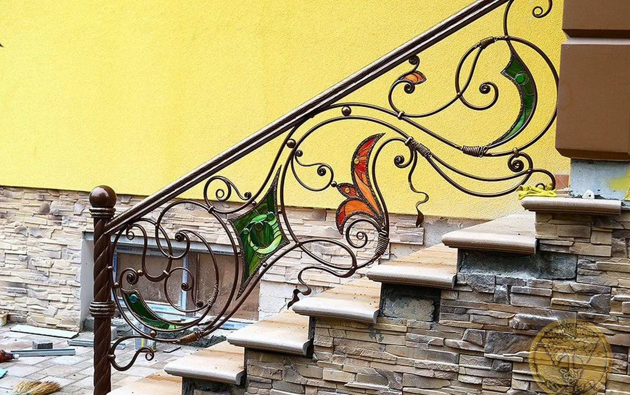 Кованые перила для лестницы: красота металлических узоров
