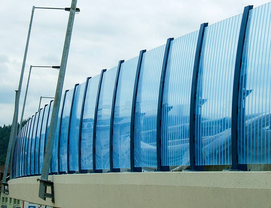 Забор из поликарбоната — плюсы и минусы, стоимость