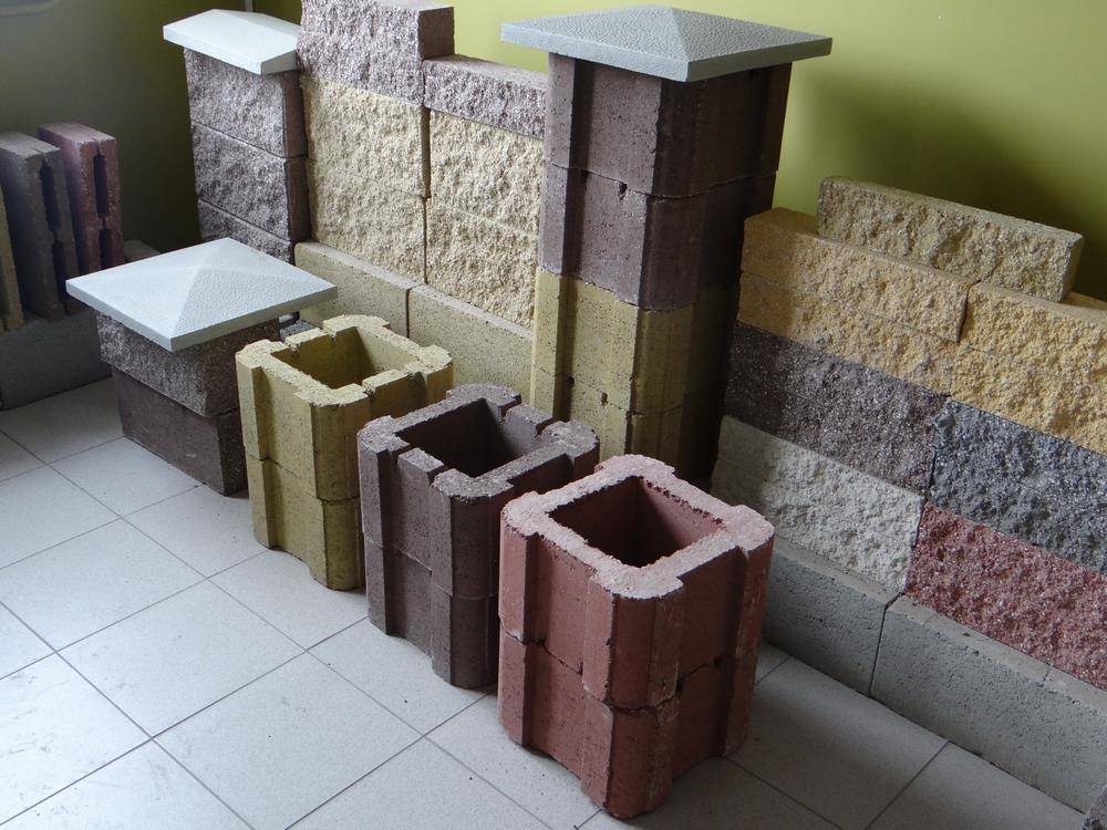 Как сделать декоративные столбы для забора из бетона своими руками