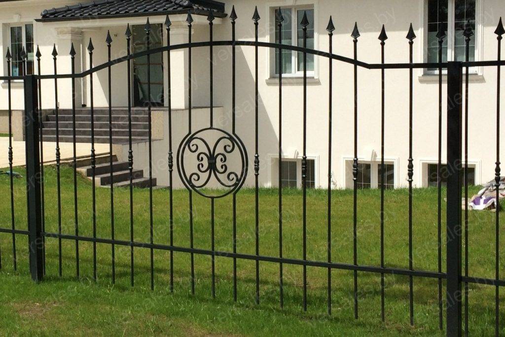 Дизайн кованых заборов для дома, декоративное оформление ворот, дверей, калиток и других металлических ограждений, красивые и современные варианты