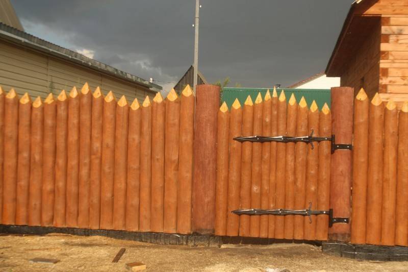 Забор из бревен (бруса) своими руками: фото ограждения на даче, видео и схемы установки