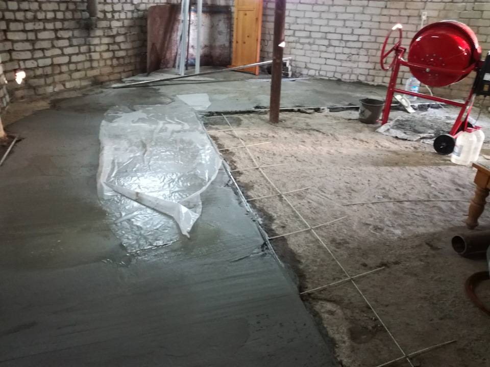 Как залить бетонный пол в гараже