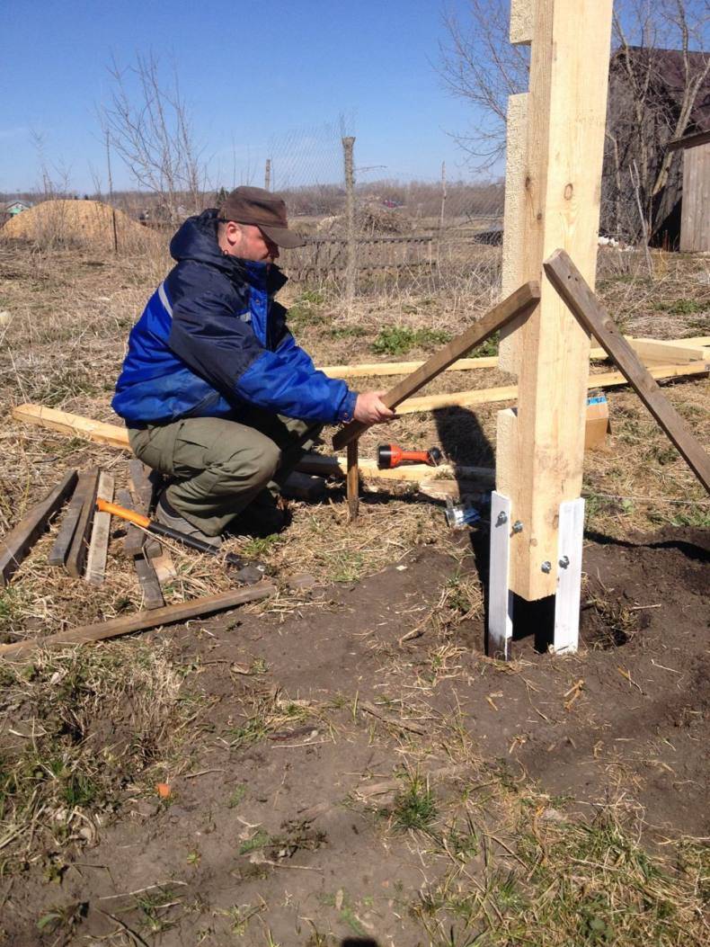Как установить деревянный столб, чтобы он не сгнил: советы по обработке, использованию составов