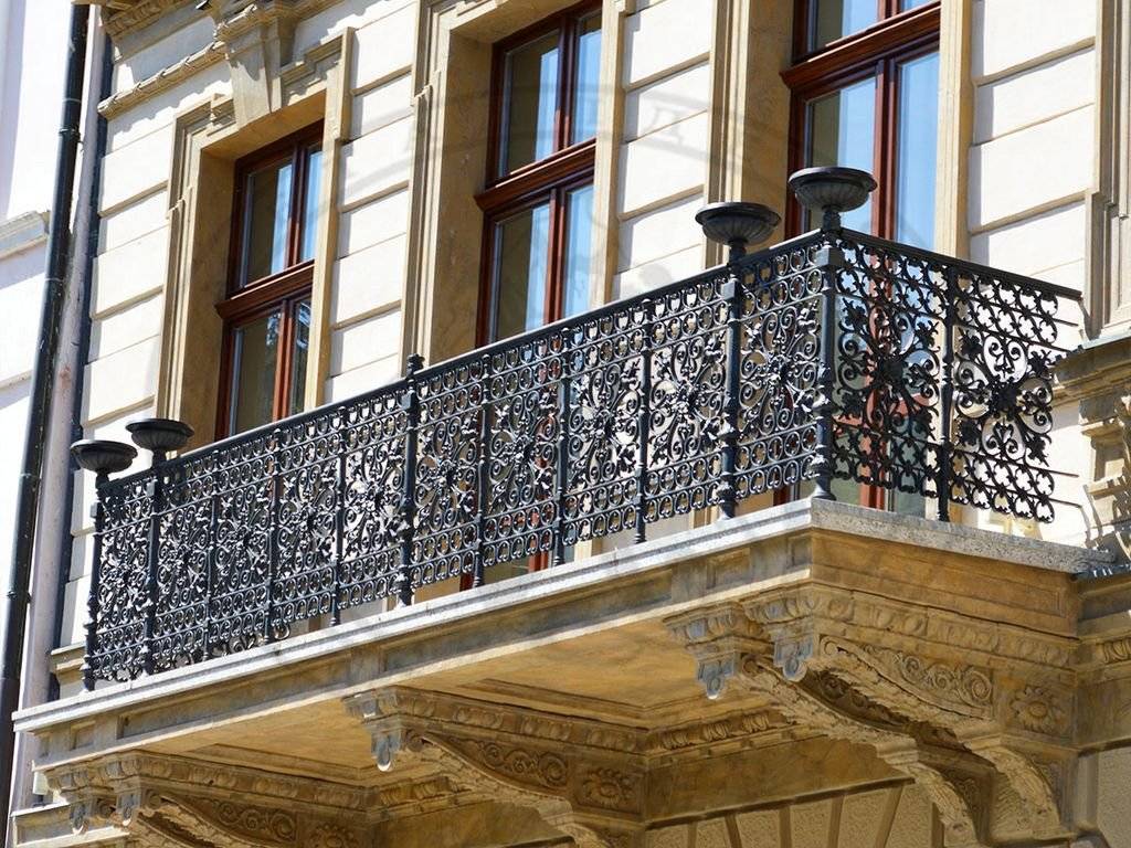 Кованые перила и ограждения балконов