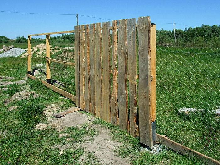Деревянный забор из необрезной доски своими руками - выбор материала и строительство