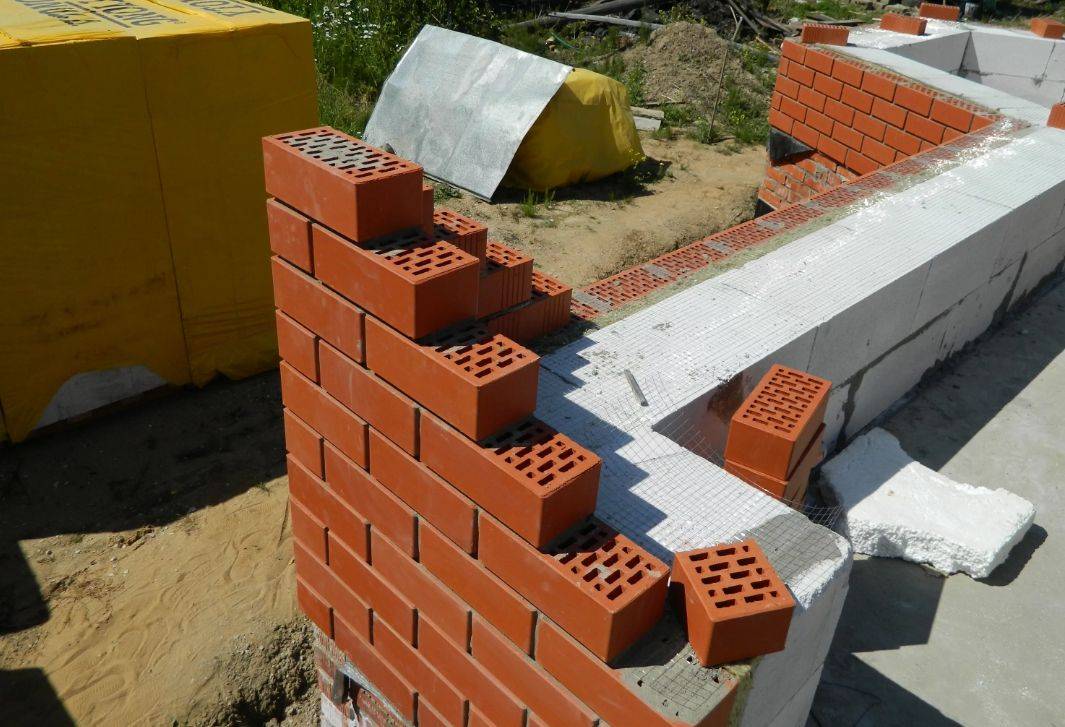 Как построить дом из керамических блоков?