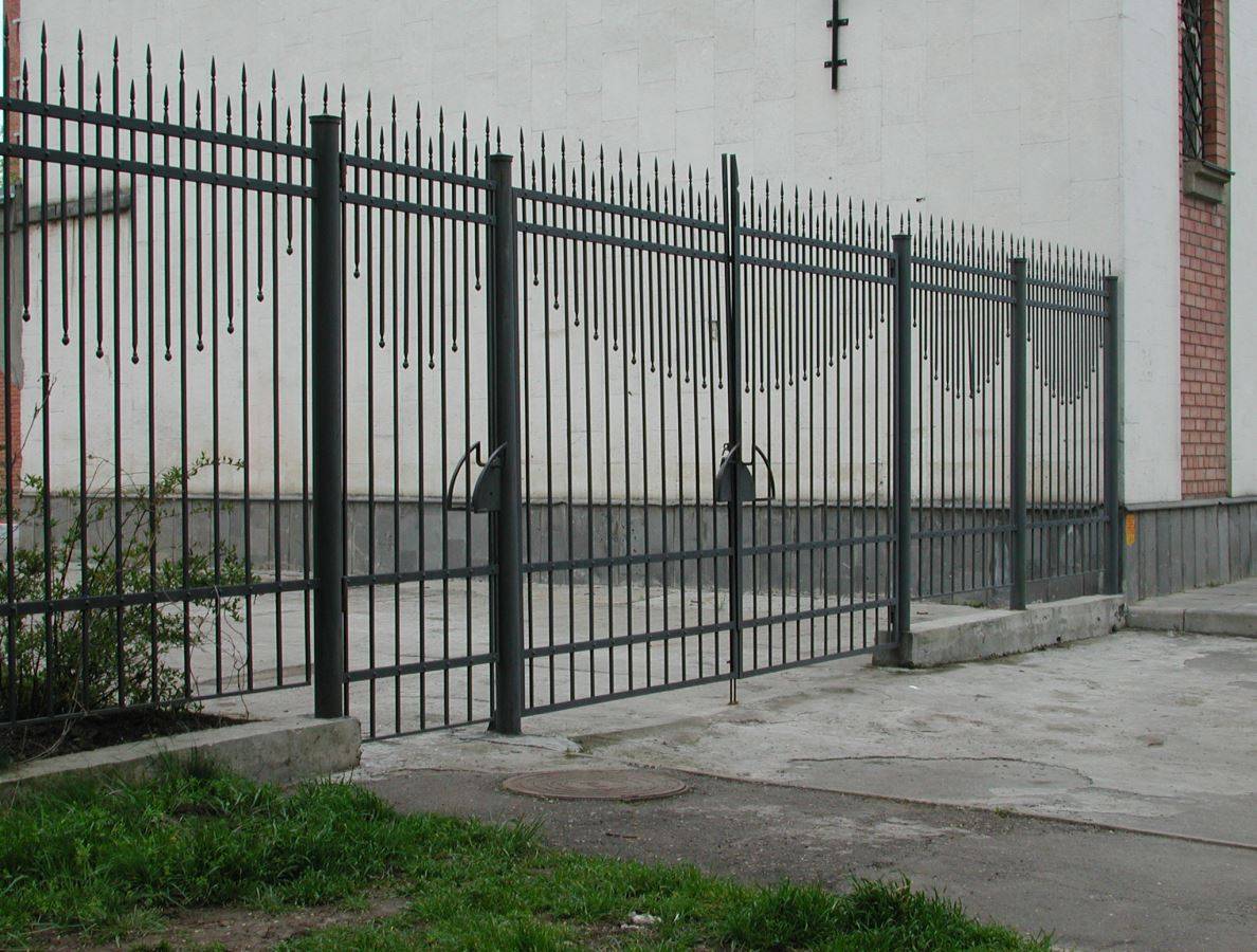 Как сварить недорогой металлический забор для дома и дачи своими руками