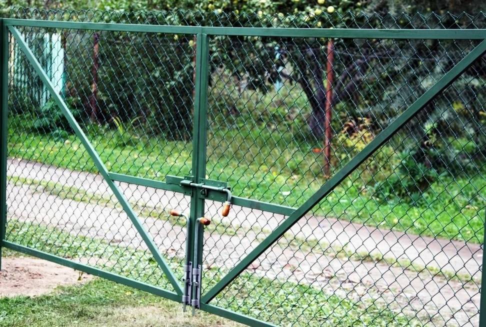 Советы по изготовлению недорогих ворот из сетки рабицы для дачи