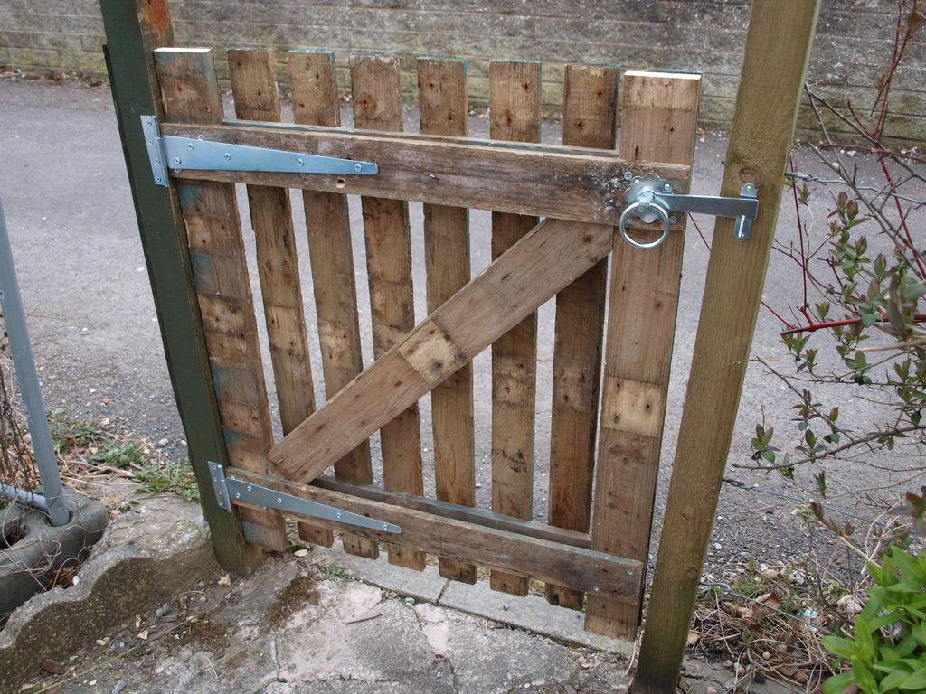 Деревянные ворота в гараж: как сделать своими руками, пошаговая инструкция с фото