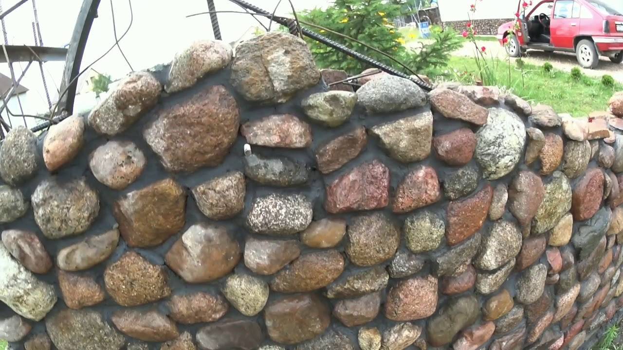Забор из камня: дизайн и кладка натуральной ограды своими руками