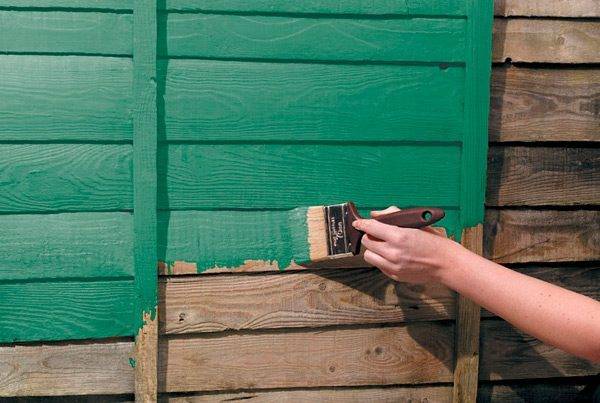 Чем обработать и покрасить деревянный забор от гниения