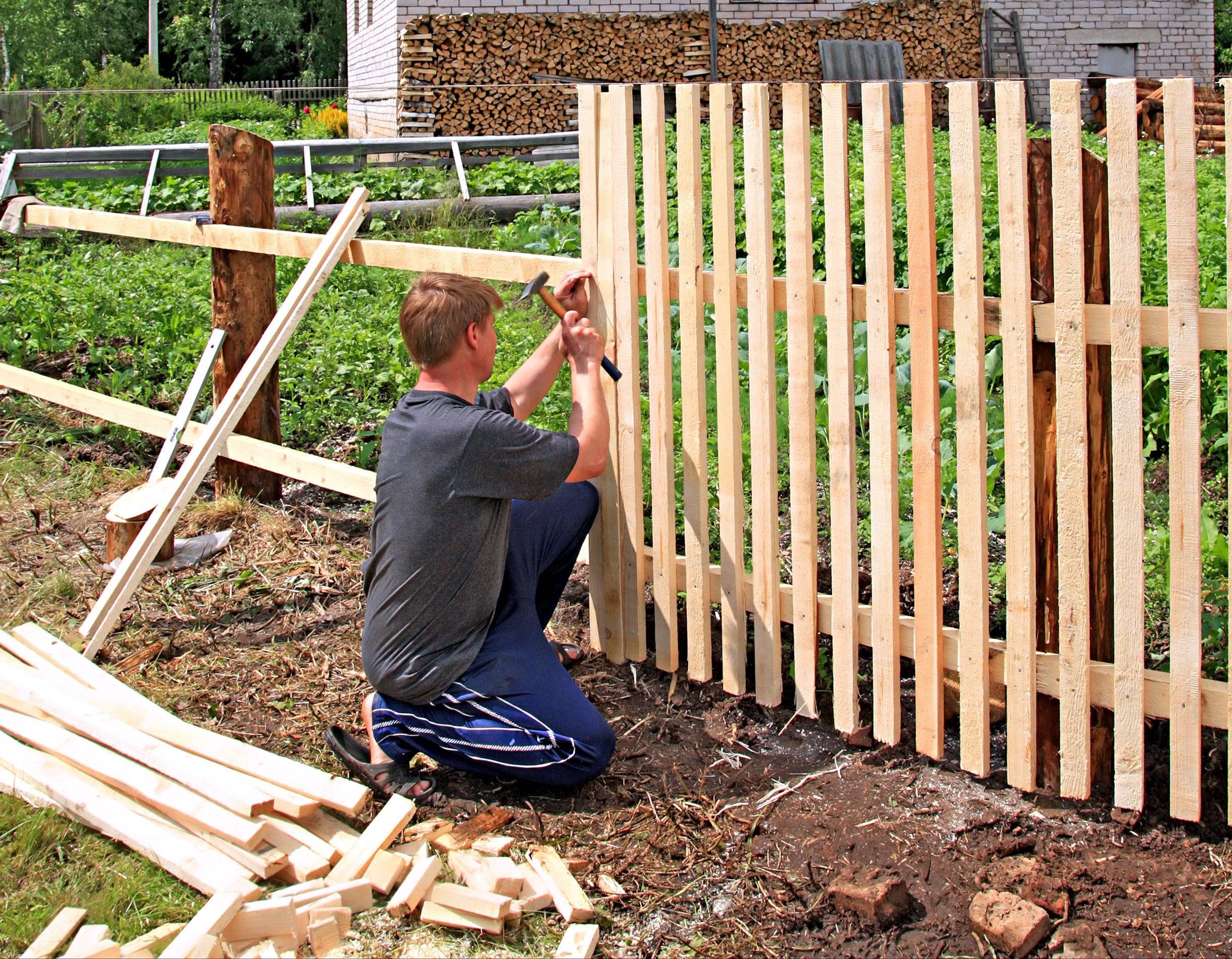 Забор своими руками из подручных материалов - варианты конструкций