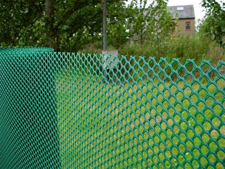 Как сделать забор из пластиковой сетки своими руками