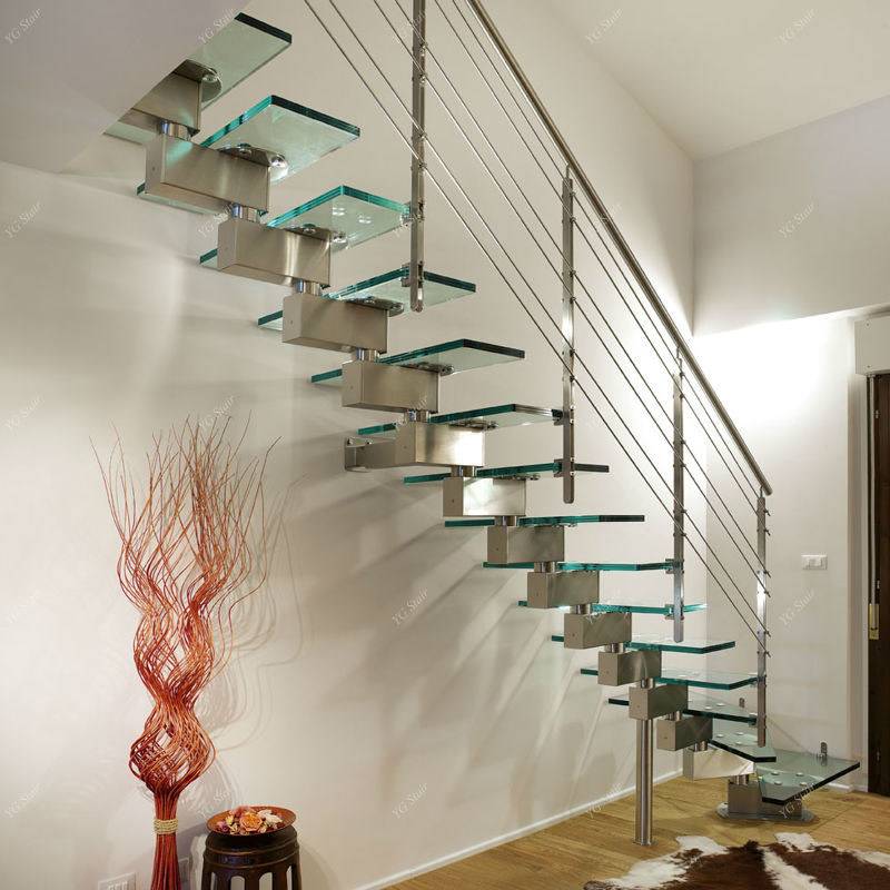 Деревянные лестницы со стеклянным ограждением: установка заграждения из стекла