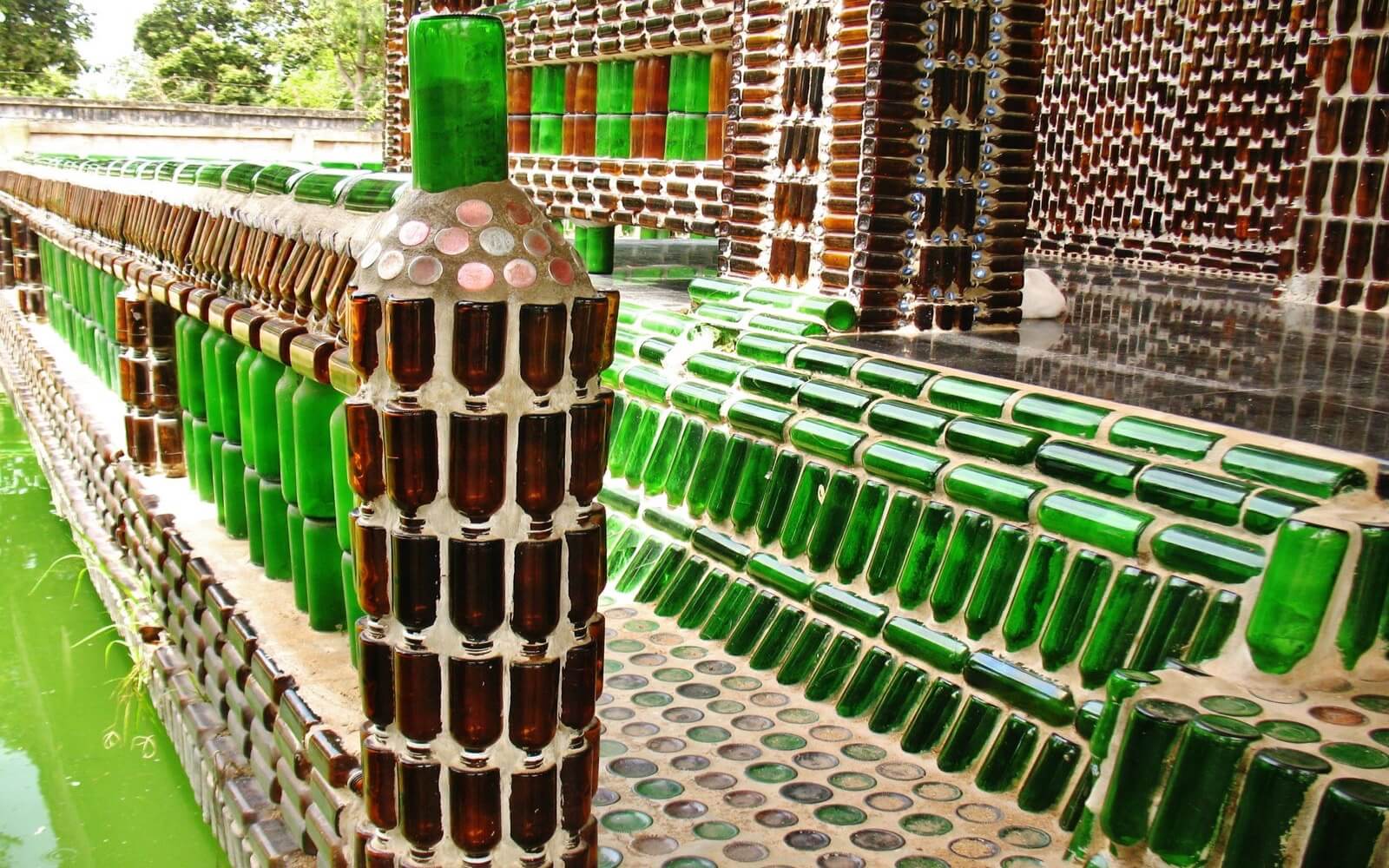 Бюджетный вариант забора для дачи из пластиковых бутылок