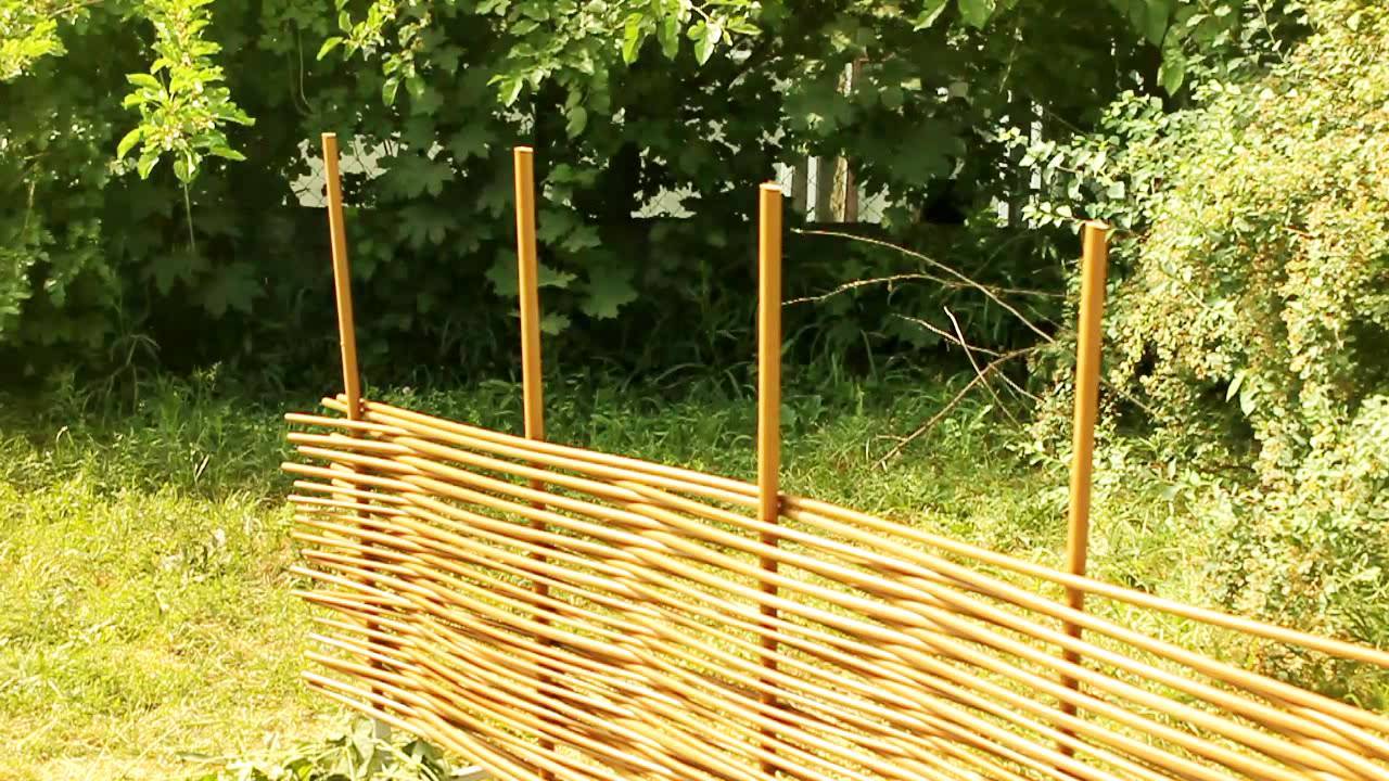 Забор своими руками из подручных материалов: технология сооружения оригинальных ограждений
