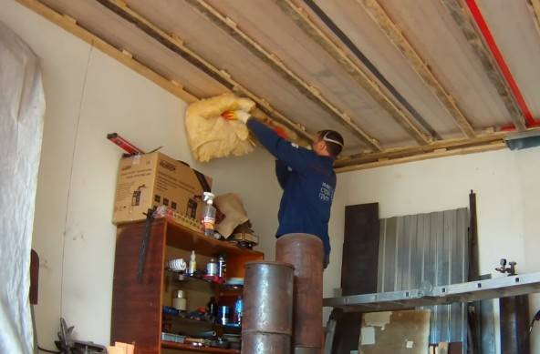 Несколько подсказок, как следует утеплять потолок в гараже