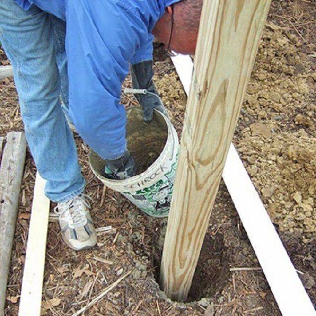 Как установить, забетонировать деревянные столбы для навеса