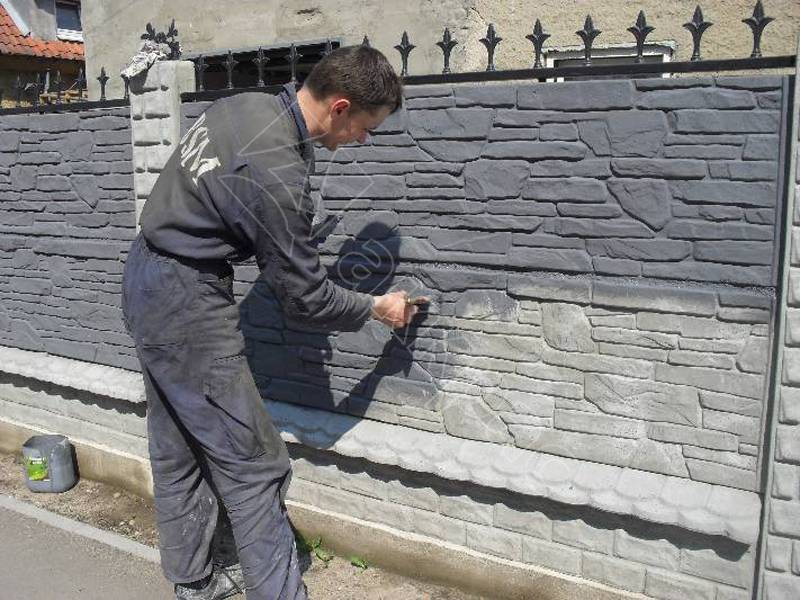 Покраска бетонного забора: подготовка и подбор материала, нанесение красителя