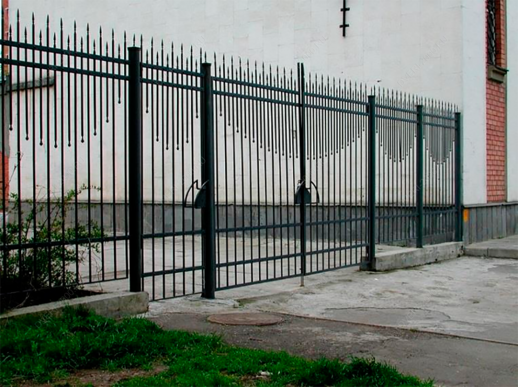 Забор из металлических прутьев: особенности железной конструкции