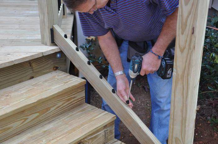 Крепление столбов и балясин на деревянной лестнице — доступно о важном