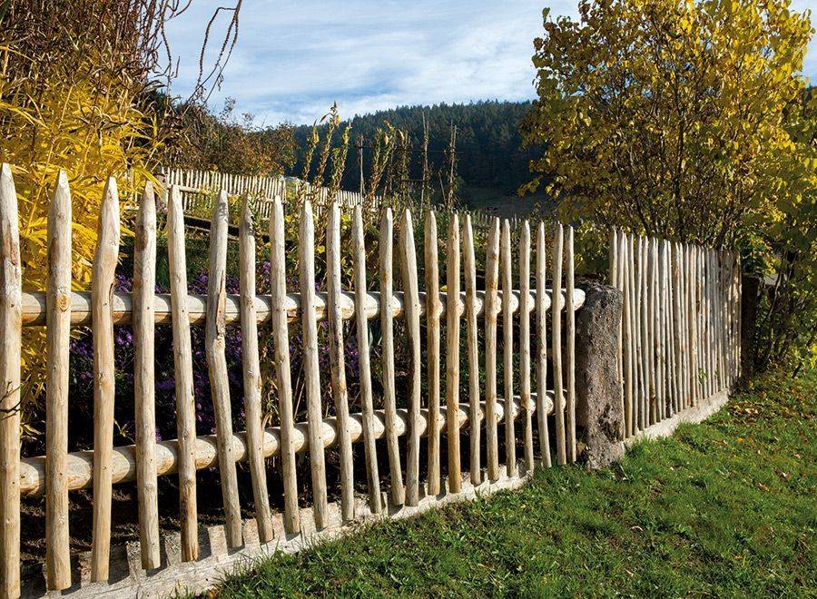 Забор из бревен – вспоминаем, как строили предки.