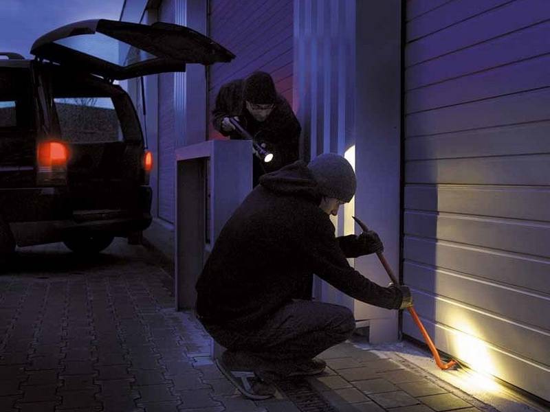 Как защитить свой гараж от плохишей — защищаем ворота от взлома