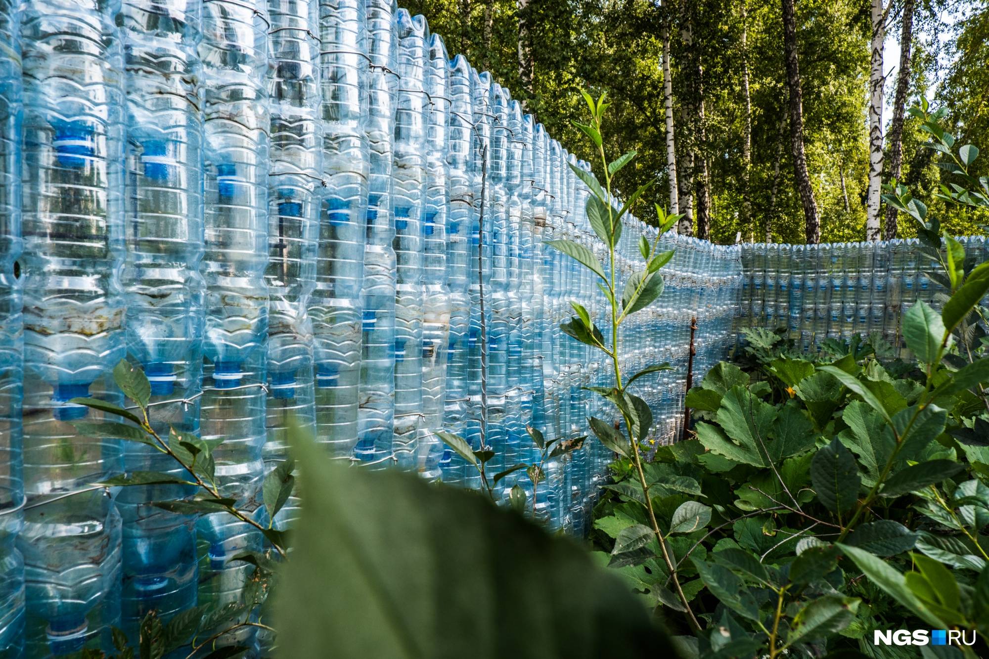 Забор из пластиковых бутылок своими руками: фото и видео