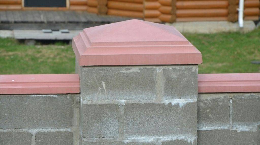 Устройство бетонных колпаков на столбы забора