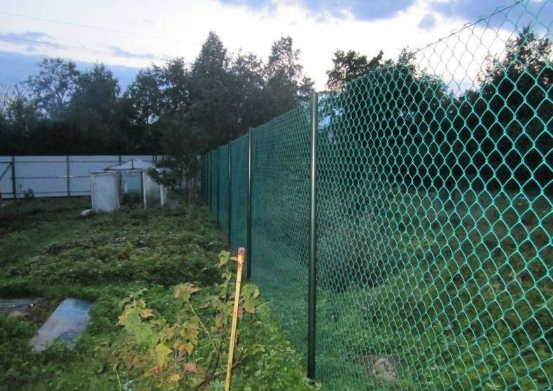 Забор из пластиковой сетки для дачи, установка ограждения из пластиковой сетки своими руками – фото и видео
