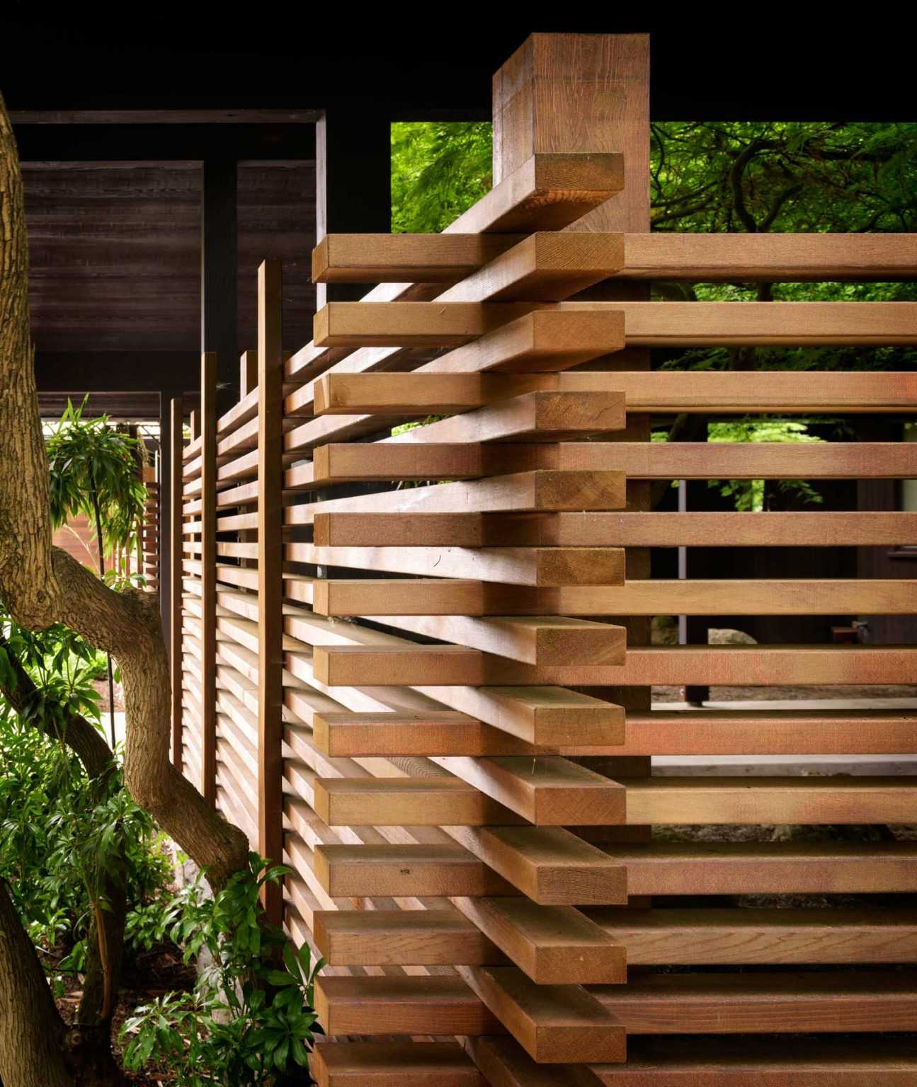 Самые красивые деревянные заборы для частного дома: описание и фотопримеры