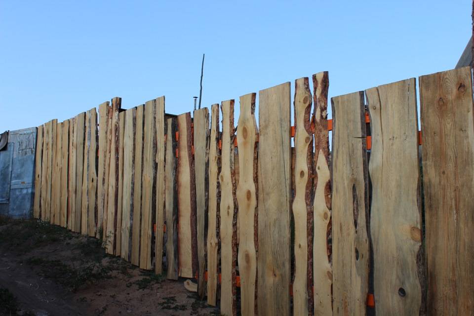 Забор из необрезной доски - этапы строительства