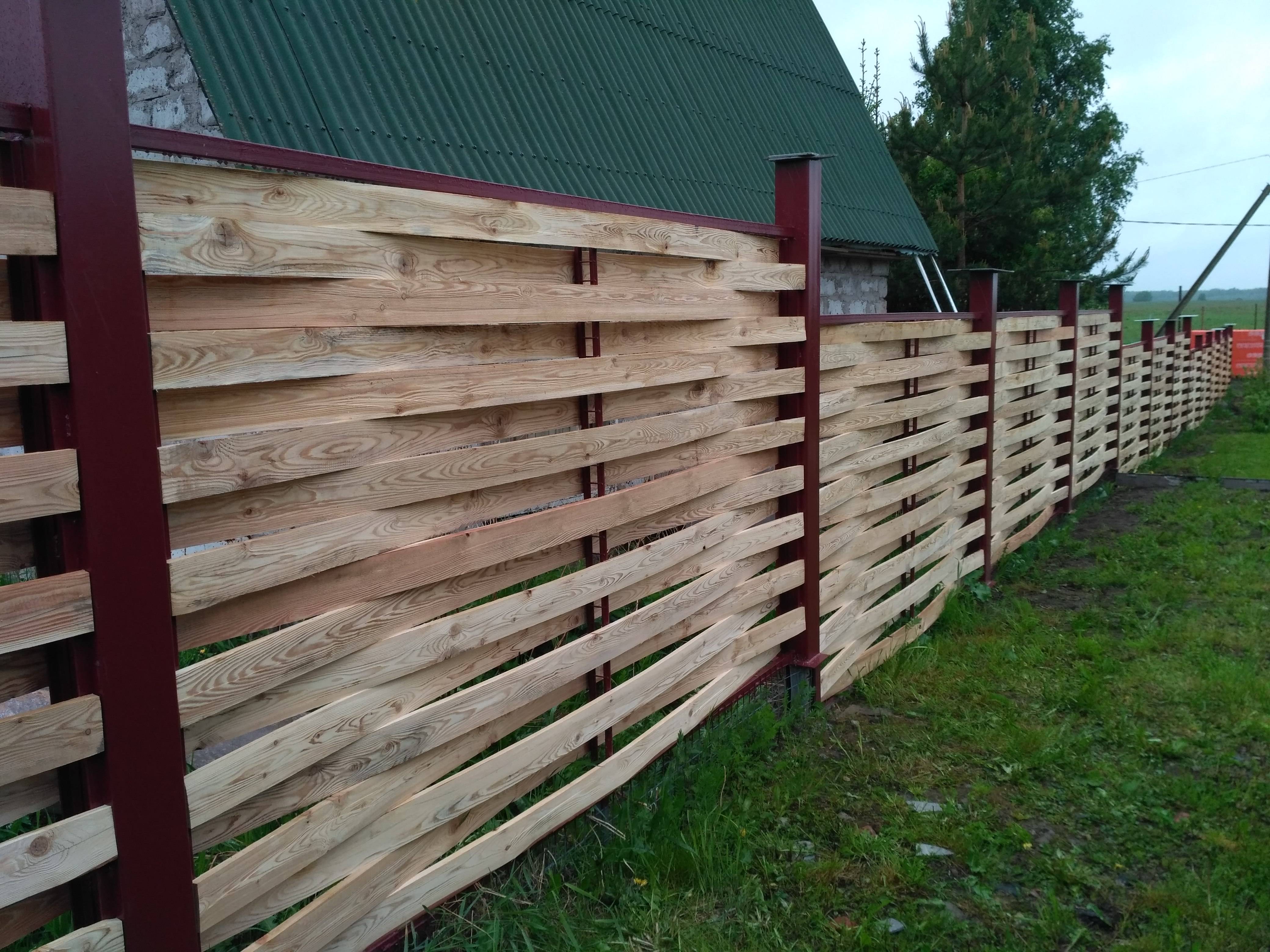 Чем покрасить деревянный забор надолго и недорого