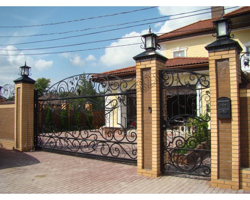 Заборы и ограждения для дома. фото красивых оград частных домов