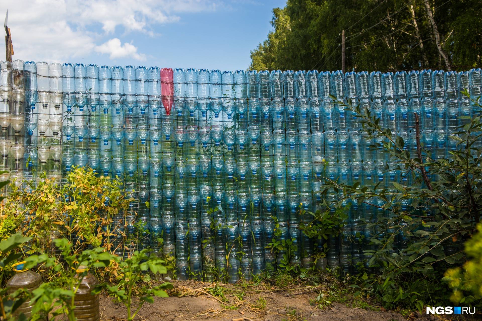Как сделать забор из пластиковых бутылок - из каких можно построить капитальный забор: инструкция +фото и видео и сколько потребуется пластиковых бутылок для дачного забора? 