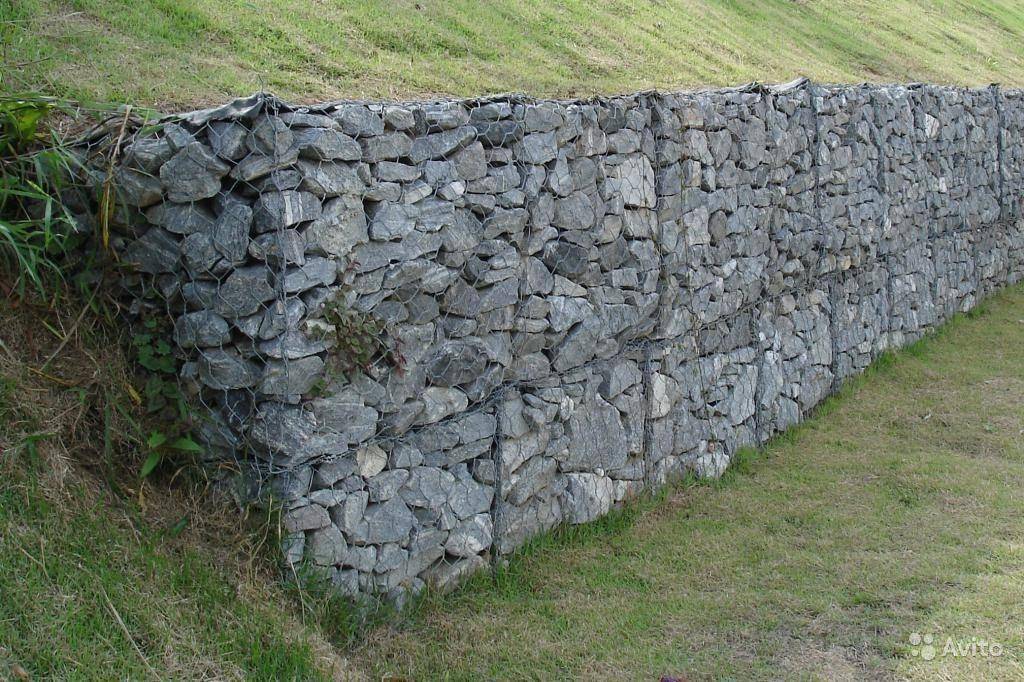 Как построить забор из камня максимально дёшево и на века