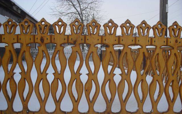 Забор из дерева: изготовление своими руками из штакетника, досок, бревен