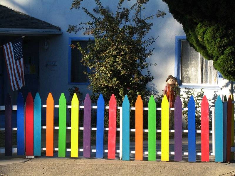 Как быстро покрасить забор из штакетника. как красиво покрасить забор из штакетника: идеи покраски