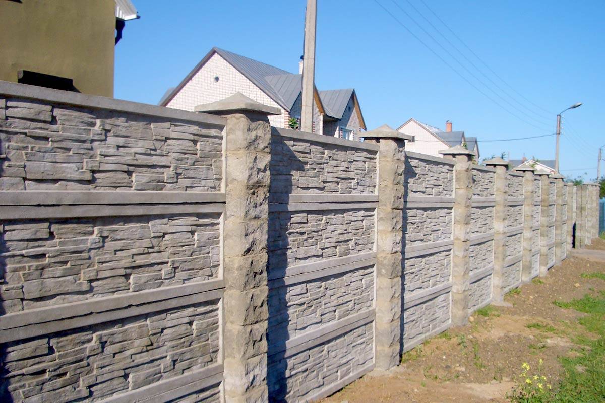 Забор из бетонных плит: виды и технология монтажа