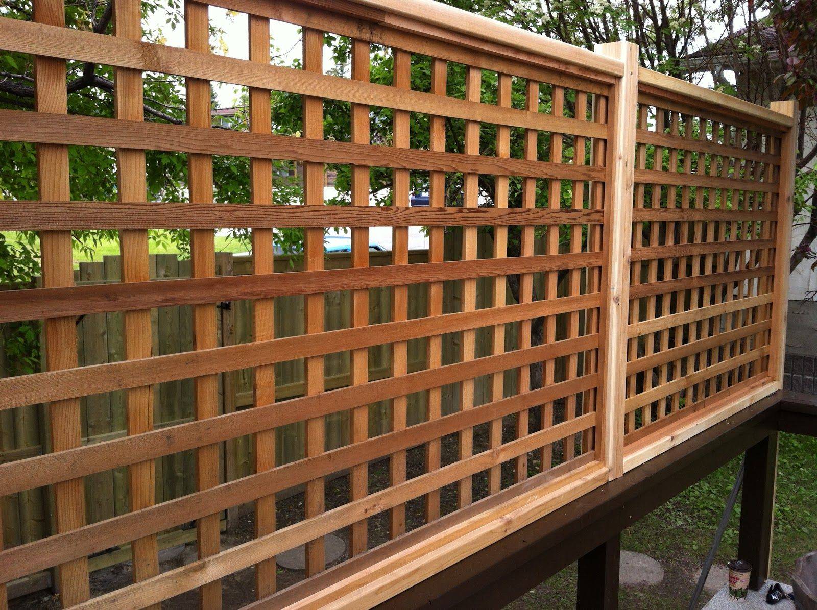 Решетчатый забор металлический или деревянный - фото
