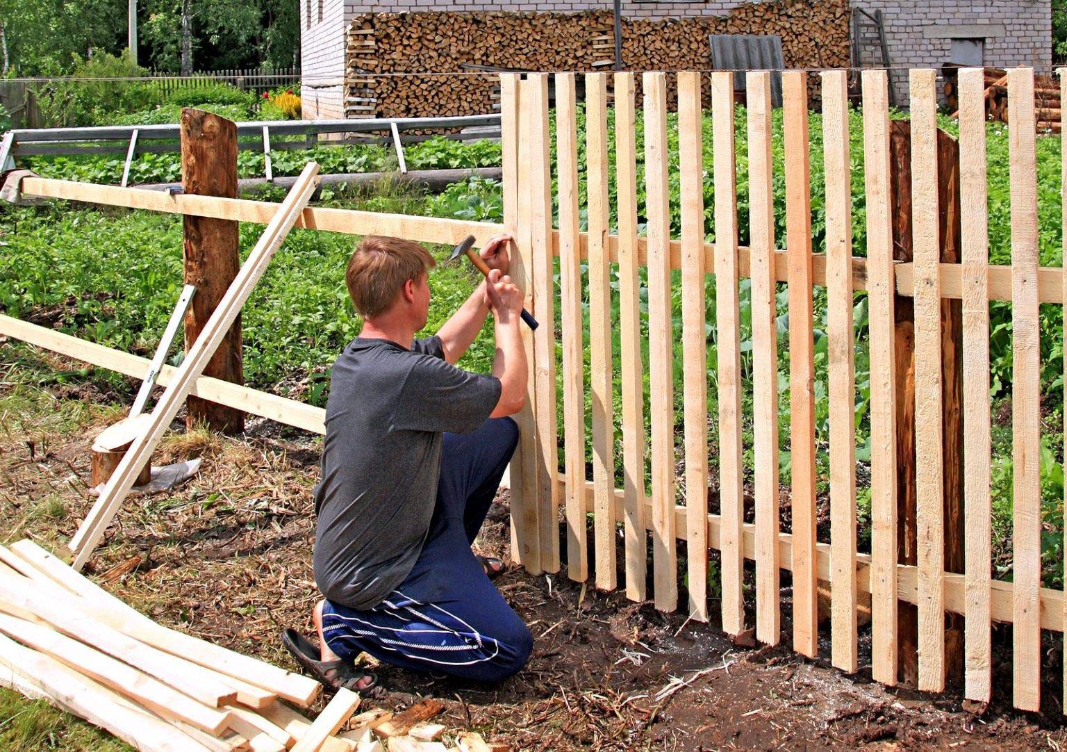 Можно ли поставить забор между соседями. Штакетник Австрийская плетенка. Постройка деревянных заборов. Забор из штакетника деревянного. Забор штакетник деревянный.