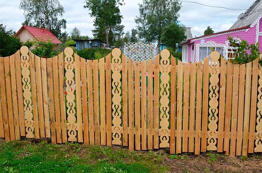 Как сделать красивый забор из деревянного штакетника своими руками?