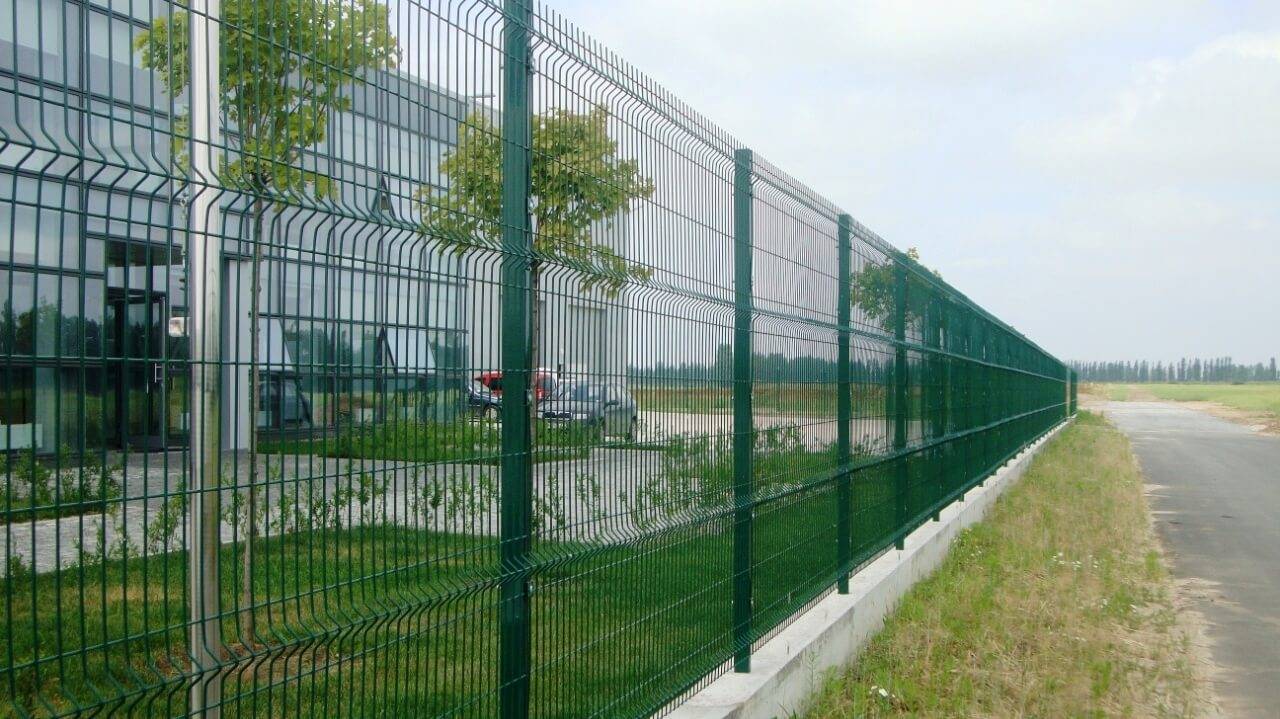 Забор из сетки гиттер - характеристики и способы установки