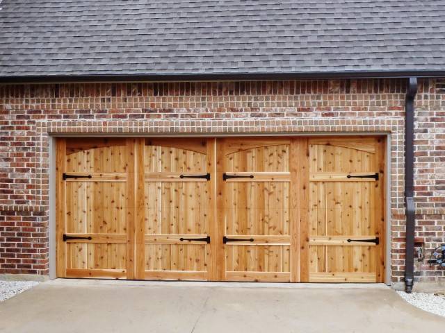 Как сделать распашные гаражные ворота из дерева с калиткой своими руками?