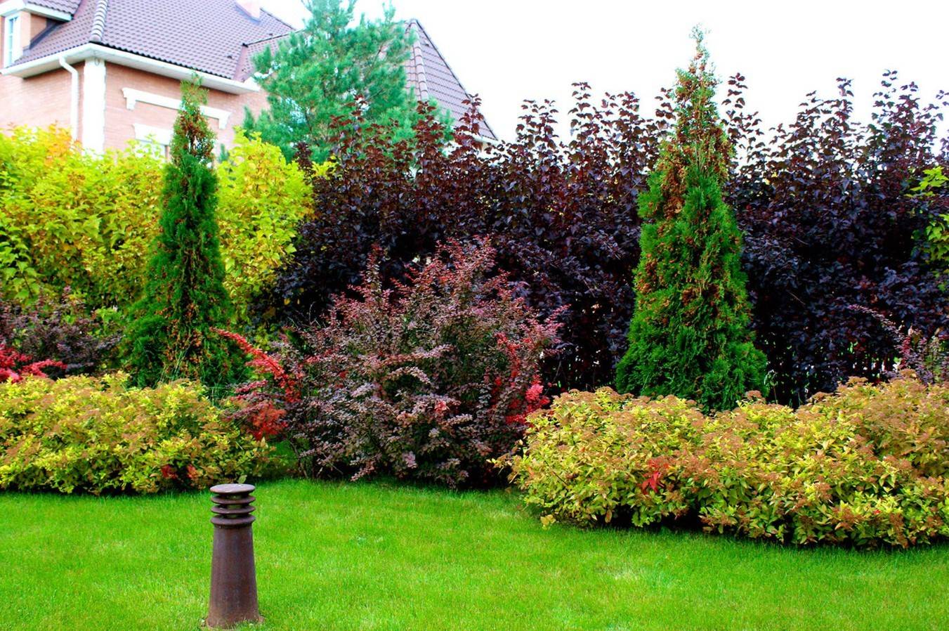 Ландшафтный дизайн палисадника перед домом: примеры с фото.