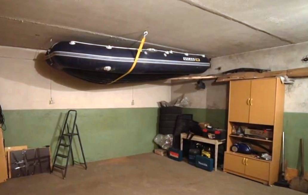Как подвесить лодку в гараже к потолку