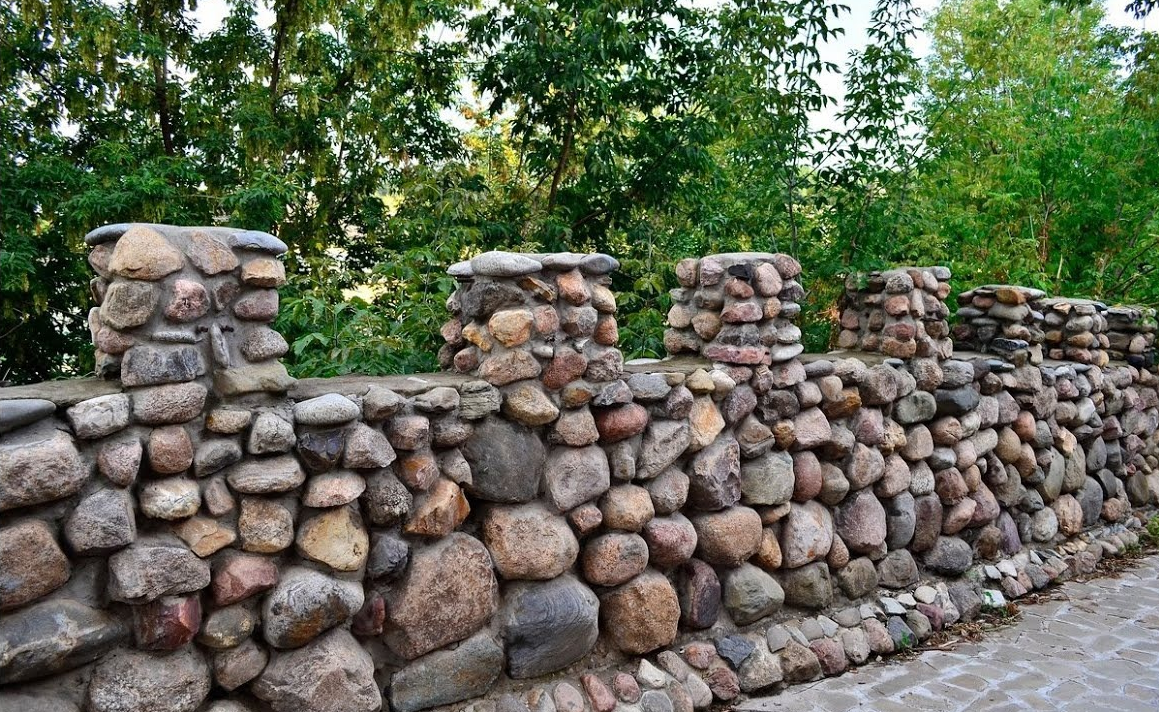 Как качественно построить забор из камня своими руками