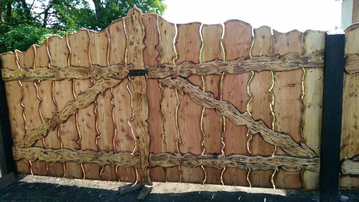 Забор деревянный из необрезной доски. выбор забора и подбор материалов | хитрости ремонта